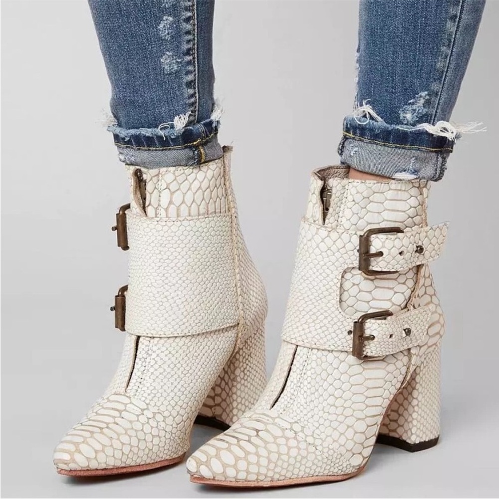 Freebird Joey pointed toe buckled booties white snakeskin embossed 8